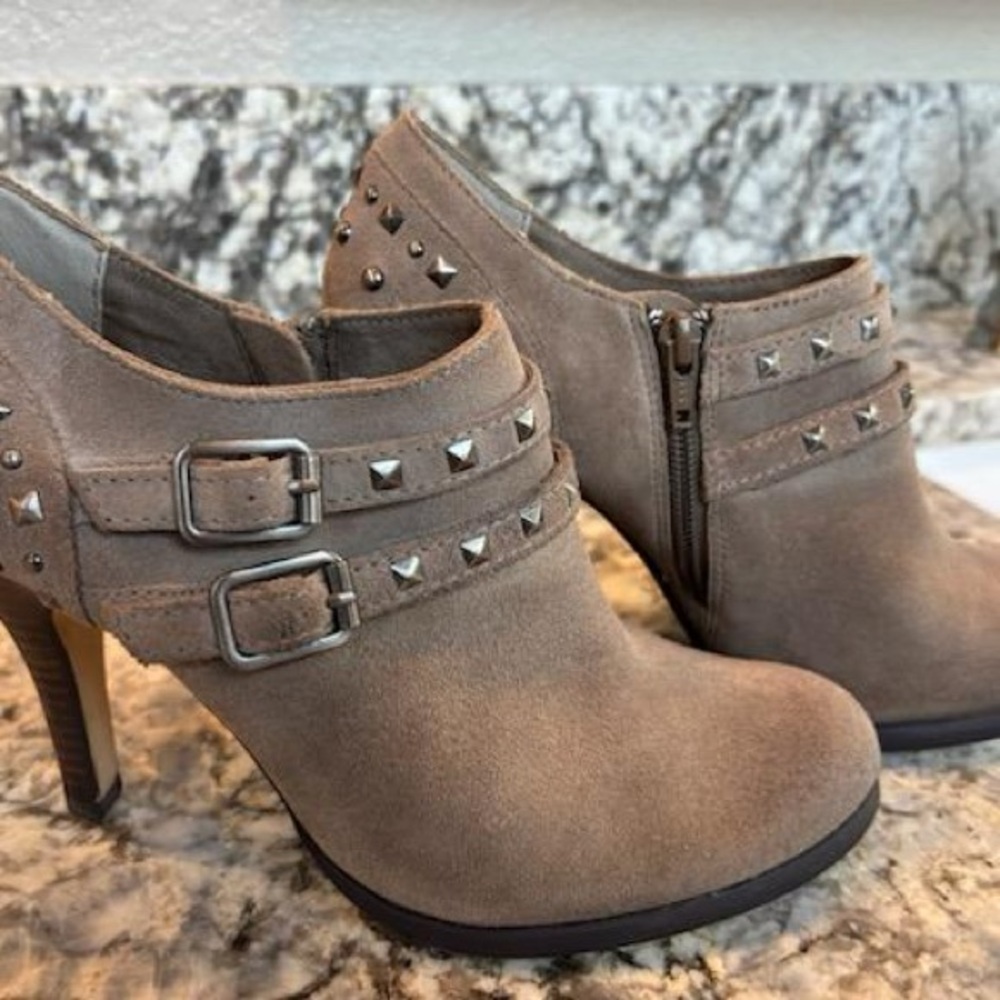 Seychelles Grunge Studded Suede Bootie-Pumps! size 8.5
Super cute and unique!